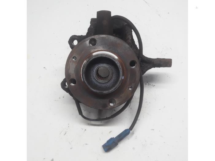 Front wheel hub from a Peugeot 1007 (KM) 1.4 2005