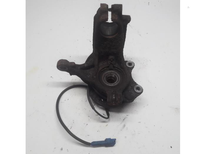 Front wheel hub from a Peugeot 1007 (KM) 1.4 2005