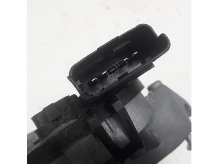 Front wiper motor from a Peugeot 1007 (KM) 1.4 2005