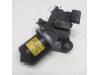 Front wiper motor from a Peugeot 1007 (KM) 1.4 2005