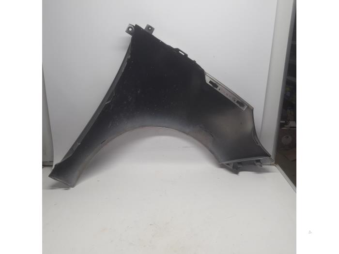 Front wing, left from a Renault Scénic III (JZ) 2.0 dCi 16V Autom. 2010
