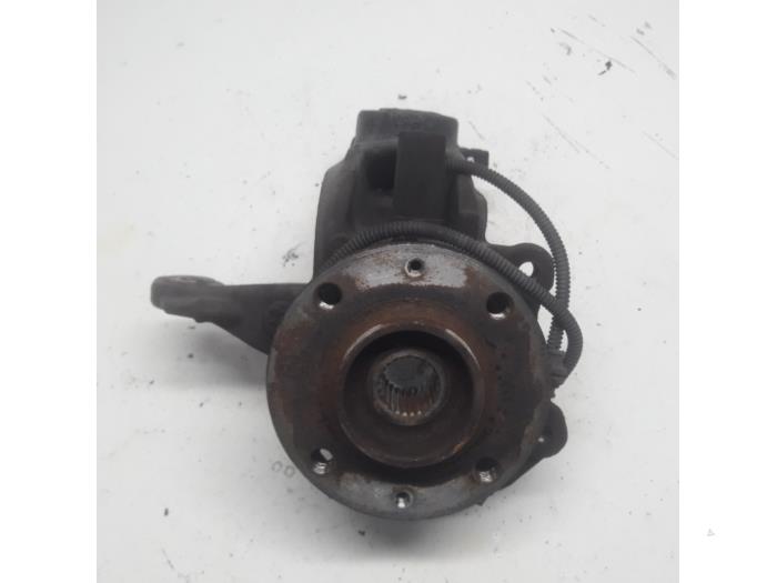 Front wheel hub from a Peugeot 207 CC (WB) 1.6 16V 2009