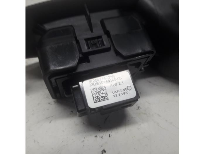 Electric window switch from a Renault Clio V (RJAB) 1.0 TCe 100 12V 2019