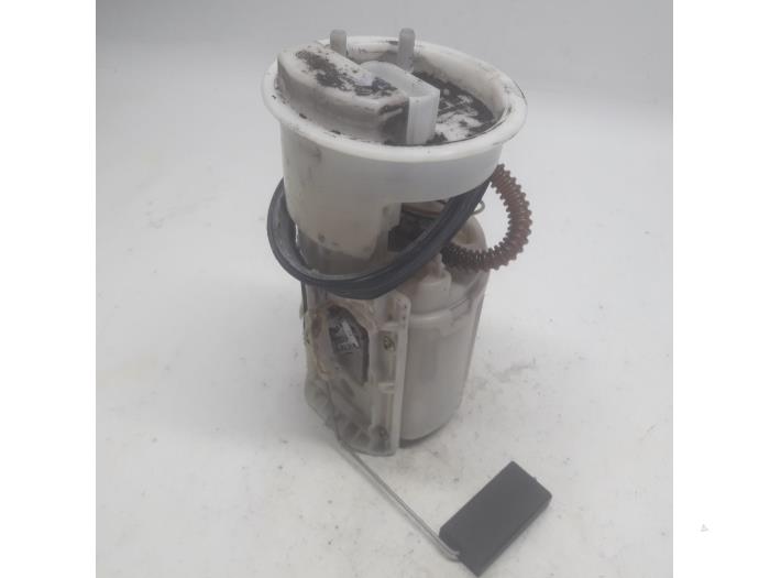 Electric fuel pump from a Volkswagen Polo IV (9N1/2/3) 1.4 16V 2004