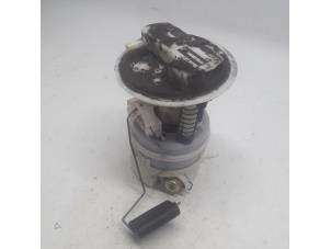 Usados Bomba eléctrica de combustible Renault Clio II (BB/CB) 1.4 16V Precio € 52,50 Norma de margen ofrecido por Reclycar De Boer BV