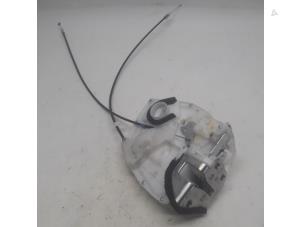 Używane Mechanizm blokady drzwi lewych tylnych wersja 4-drzwiowa Opel Agila (B) 1.2 16V Cena € 26,25 Procedura marży oferowane przez Reclycar De Boer BV