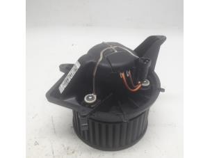 Usados Motor de ventilador de calefactor Mini Clubman (R55) 1.6 16V Cooper Precio € 42,00 Norma de margen ofrecido por Reclycar De Boer BV
