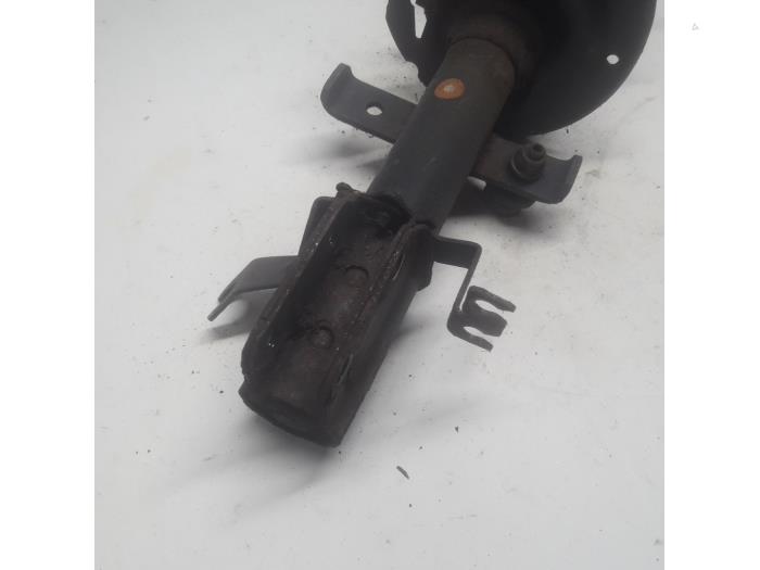 Fronts shock absorber, left from a Renault Clio IV Estate/Grandtour (7R) 1.5 Energy dCi 90 FAP 2014