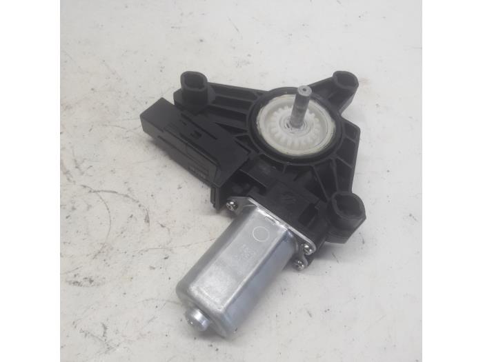 Usados Motor de ventanilla de puerta Volvo V40 (MV) 2.0 D2 16V Precio € 52,50 Norma de margen ofrecido por Reclycar De Boer BV