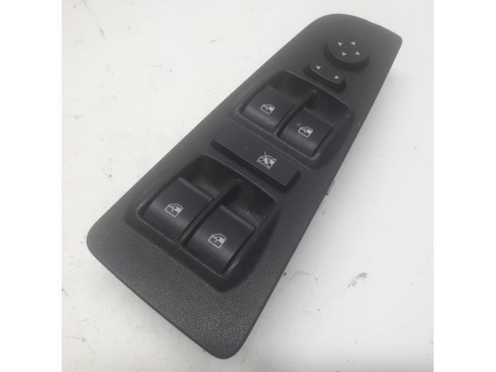 Usados Interruptor de ventanilla eléctrica Fiat Bravo (198A) 1.9 JTD 16V Multijet 150 Precio € 42,00 Norma de margen ofrecido por Reclycar De Boer BV