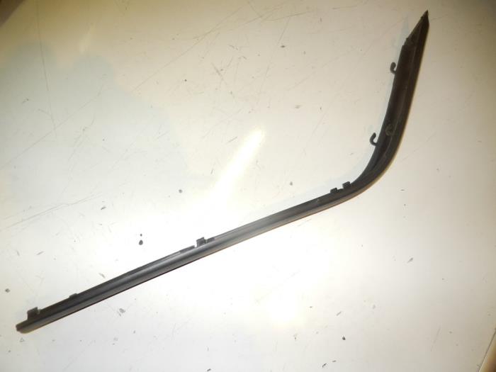 Front bumper, left-side component from a BMW 3-Serie 1992