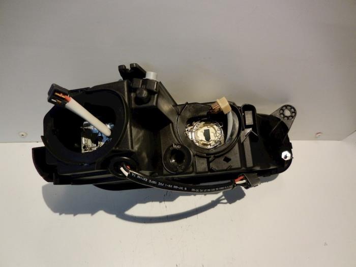 Nowe Reflektor lewy Mazda 323F Cena € 63,00 Z VAT oferowane przez Reclycar De Boer BV