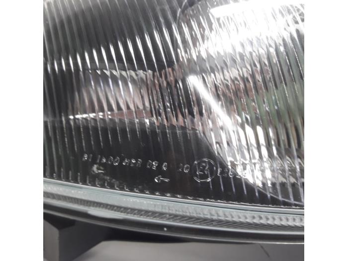 Headlight, right from a Volvo V70 2002