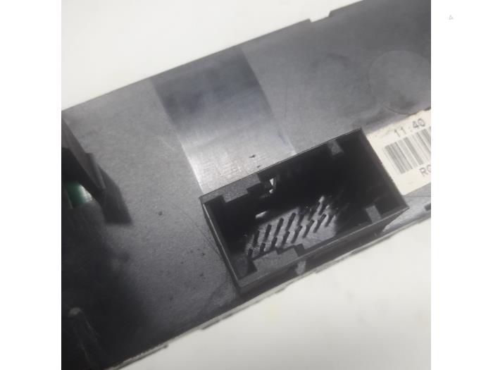 Multi-functional window switch from a MINI Mini One/Cooper (R50) 1.6 16V One 2002