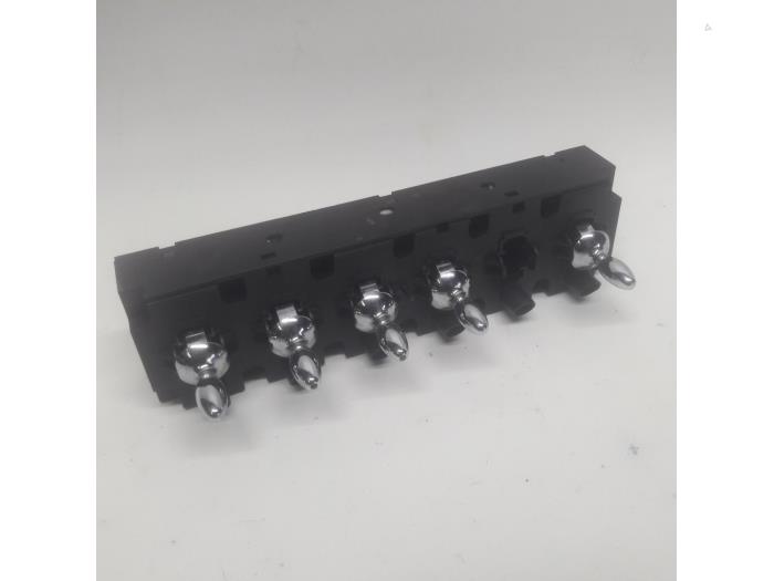 Usados Interruptor combinado de ventanillas BMW Mini (R50/53) 1.6 16V One Precio € 42,00 Norma de margen ofrecido por Reclycar De Boer BV