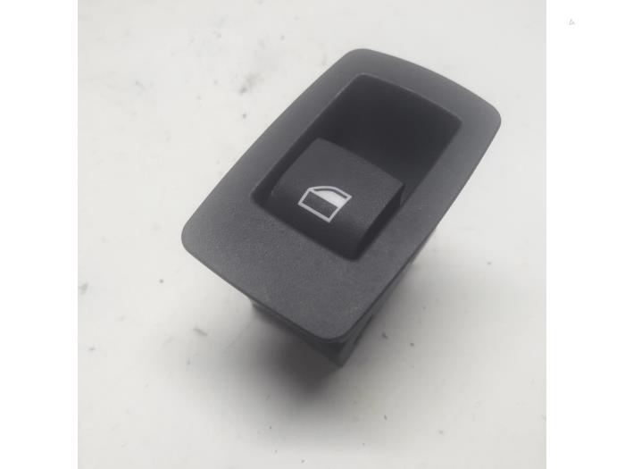 Usados Interruptor de ventanilla eléctrica BMW 3 serie (F30) 328i 2.0 16V Precio € 15,75 Norma de margen ofrecido por Reclycar De Boer BV