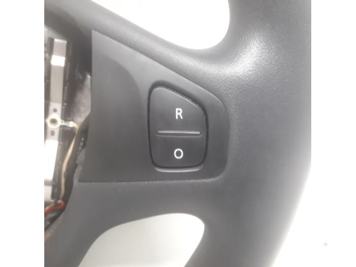Steering wheel from a Renault Clio IV (5R) 1.5 Energy dCi 90 FAP 2015