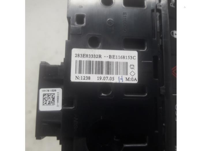 Interruptor de luz de pánico de un Dacia Duster (SR) 1.3 TCE 130 16V 2019