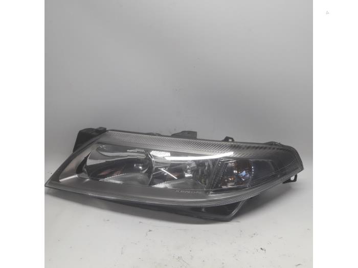 Używane Reflektor lewy Renault Laguna II Grandtour (KG) 2.0 16V Cena € 52,50 Procedura marży oferowane przez Reclycar De Boer BV