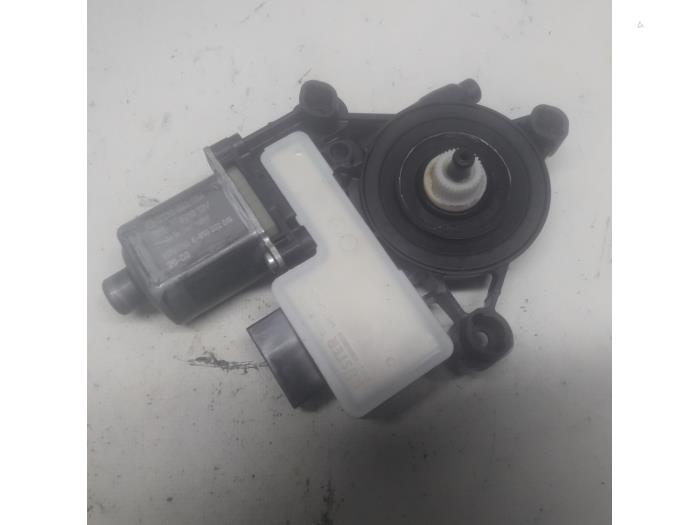Usados Motor de ventanilla de puerta Seat Ateca (5FPX) 1.6 TDI 16V Precio € 36,75 Norma de margen ofrecido por Reclycar De Boer BV