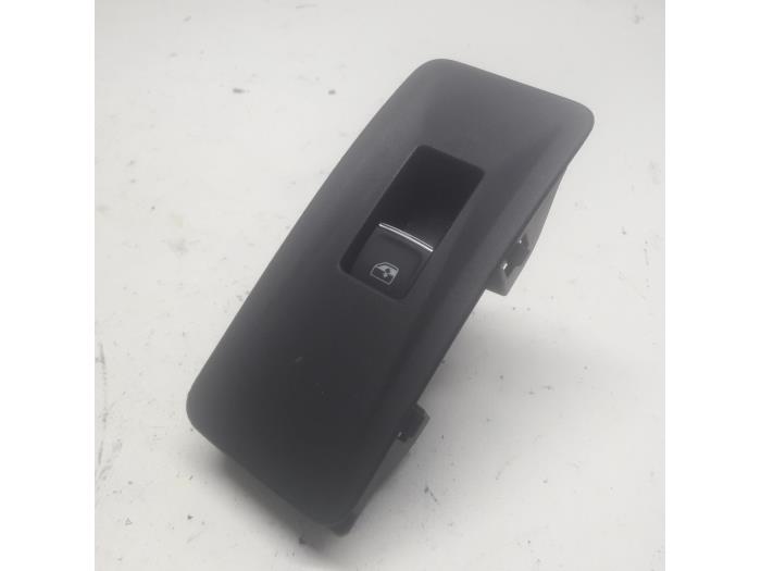 Usados Interruptor de ventanilla eléctrica Seat Ateca (5FPX) 1.6 TDI 16V Precio € 21,00 Norma de margen ofrecido por Reclycar De Boer BV