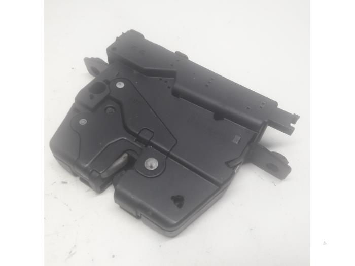 Boot lid lock mechanism from a BMW 3 serie (F30) 328i 2.0 16V 2012