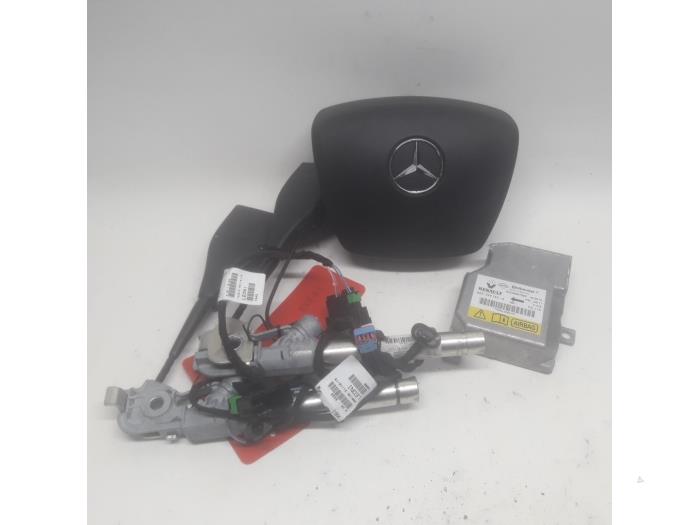 Left airbag (steering wheel) from a Mercedes-Benz Citan (415.6) 1.5 109 CDI 2017