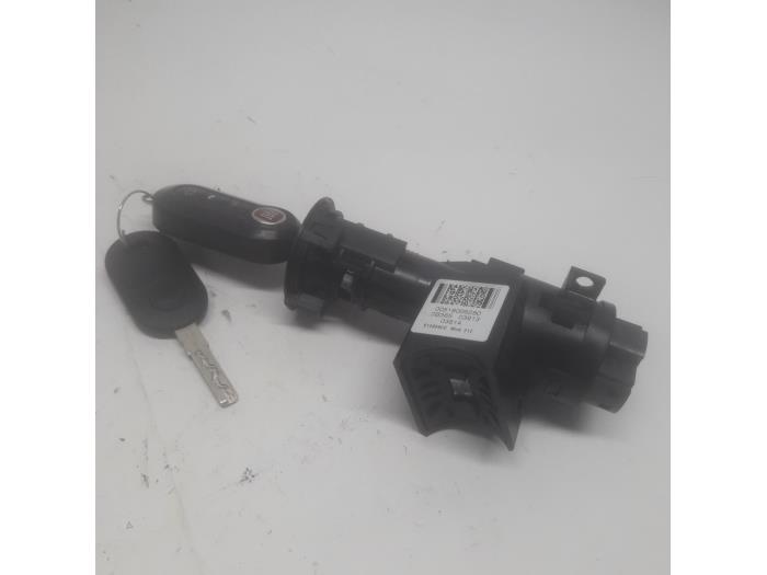 Używane Stacyjka + Kluczyk Fiat Panda (312) 0.9 TwinAir Turbo 80 Cena € 36,75 Procedura marży oferowane przez Reclycar De Boer BV