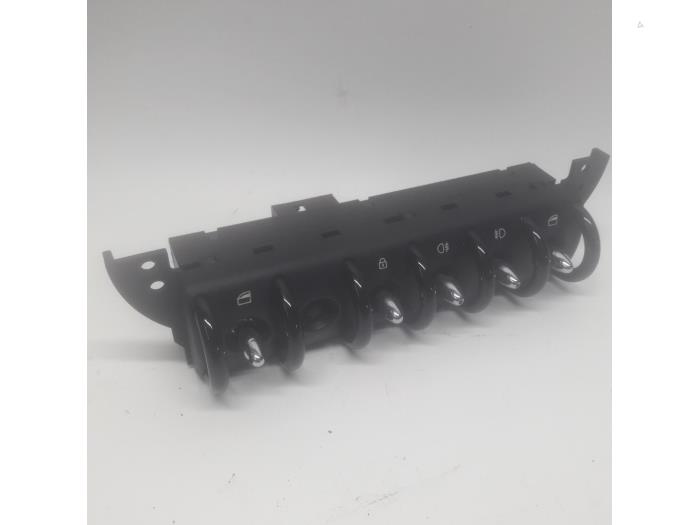Usados Interruptor de ventanilla eléctrica BMW Mini (R50/53) 1.6 16V One Precio € 36,75 Norma de margen ofrecido por Reclycar De Boer BV