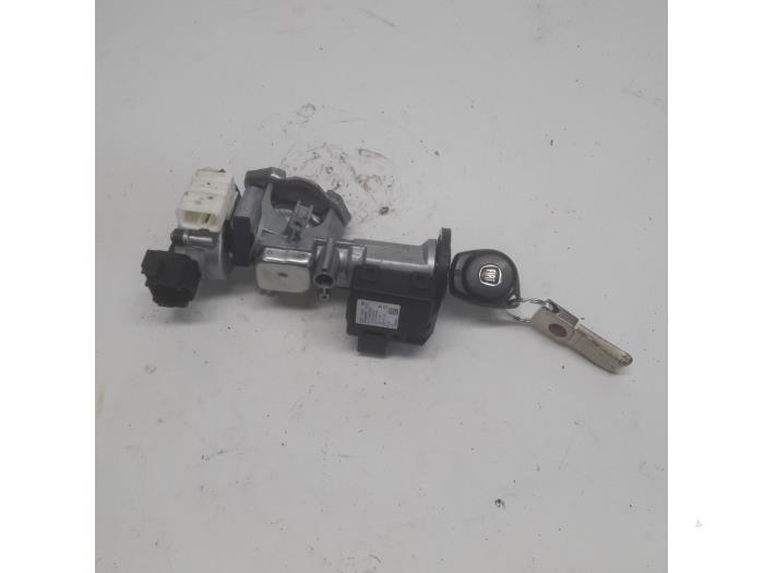 Używane Stacyjka + Kluczyk Fiat Sedici (189) 1.6 16V 4x4 Cena € 52,50 Procedura marży oferowane przez Reclycar De Boer BV
