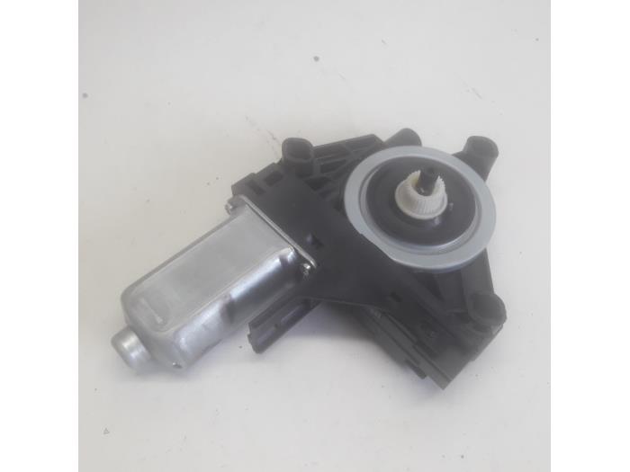 Usados Motor de ventanilla de puerta Volvo V40 (MV) 2.0 D2 16V Precio € 52,50 Norma de margen ofrecido por Reclycar De Boer BV