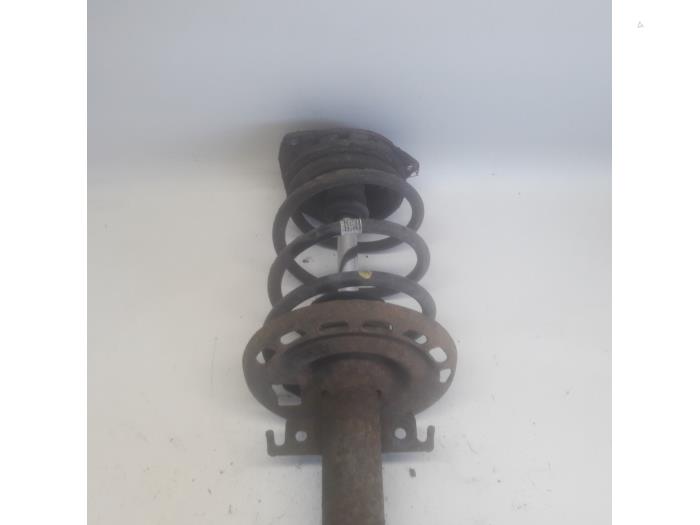 Fronts shock absorber, left from a Renault Megane III Grandtour (KZ) 1.5 dCi 110 2012