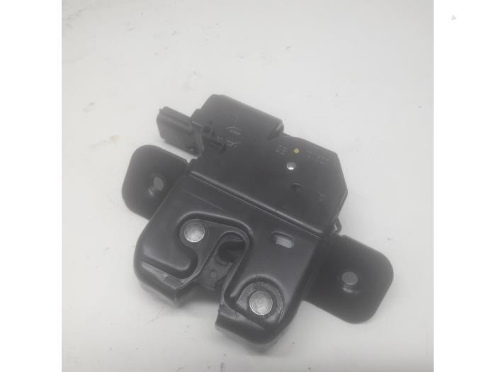 Tailgate lock mechanism from a Renault Clio V (RJAB) 1.5 Blue dCi 85 2020