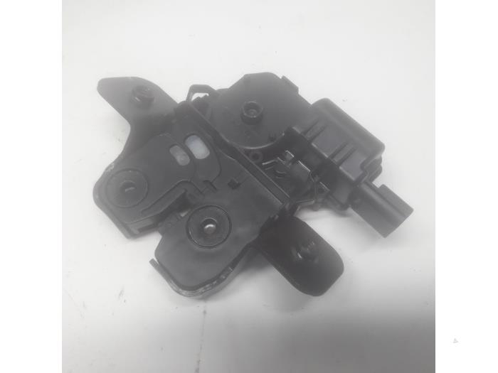 Tailgate lock mechanism from a Renault Clio V (RJAB) 1.5 Blue dCi 85 2020