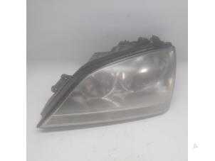 Used Headlight, left Kia Sorento I (JC) 2.5 CRDi 16V Price € 52,50 Margin scheme offered by Reclycar De Boer BV
