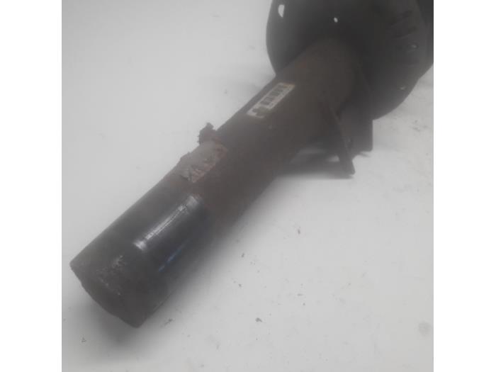 Fronts shock absorber, left from a Volkswagen Eos (1F7/F8) 1.6 FSI 16V 2007
