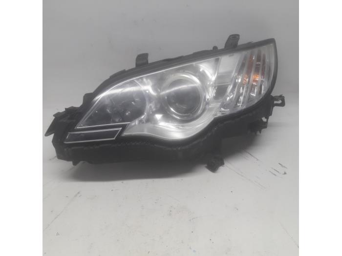 Używane Reflektor lewy Subaru Outback (BP) 2.5 16V Cena € 525,00 Procedura marży oferowane przez Reclycar De Boer BV