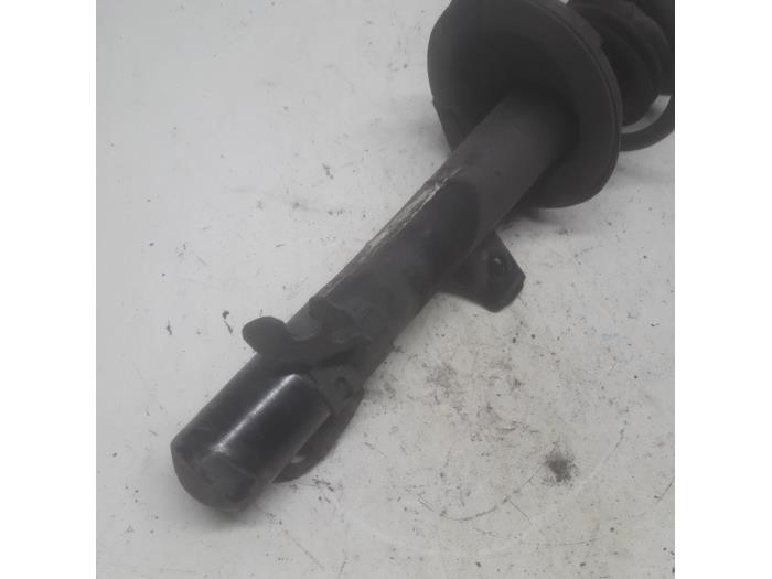 Fronts shock absorber, left from a MINI Mini One/Cooper (R50) 1.6 16V One 2003