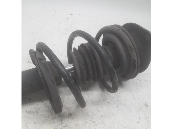 Fronts shock absorber, left from a MINI Mini One/Cooper (R50) 1.6 16V One 2003