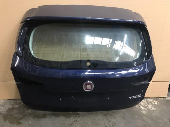 Używane Tylna klapa Fiat Tipo (356W/357W) 1.6 D Multijet 16V Cena € 315,00 Procedura marży oferowane przez Reclycar De Boer BV