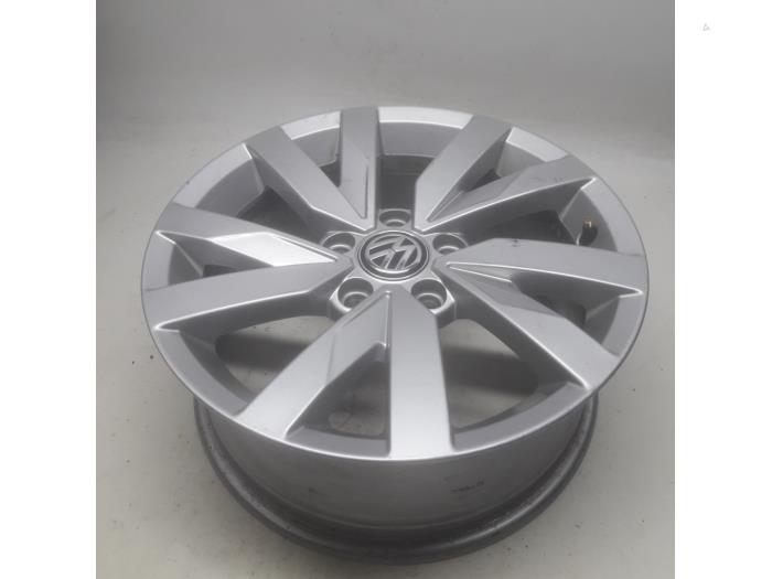 Wheel from a Volkswagen Passat (3G2) 1.5 TSI 16V 2020