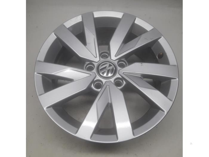 Wheel from a Volkswagen Passat (3G2) 1.5 TSI 16V 2020