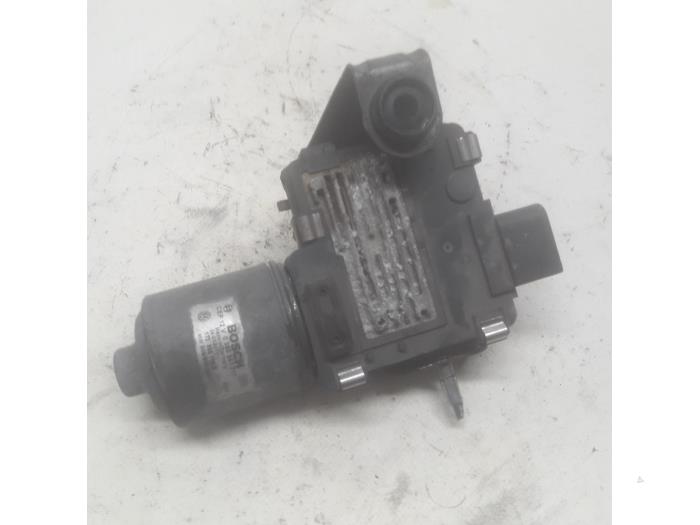 Front wiper motor from a Volkswagen Touran (1T1/T2) 2.0 TDI 16V 136 2004