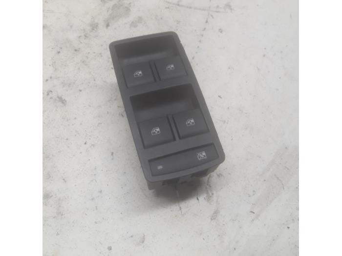Usados Interruptor de ventanilla eléctrica Opel Insignia 1.6 SIDI Eco Turbo 16V Precio € 36,75 Norma de margen ofrecido por Reclycar De Boer BV