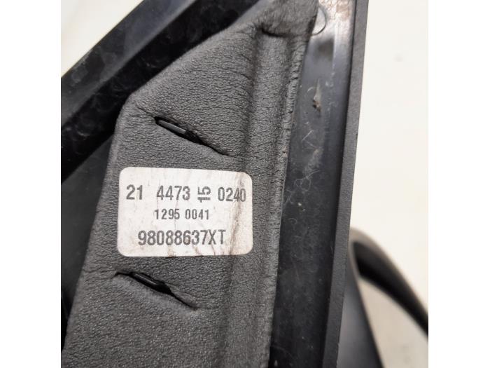 Retrovisor externo derecha de un Peugeot 308 SW (L4/L9/LC/LJ/LR) 1.6 BlueHDi 120 2015