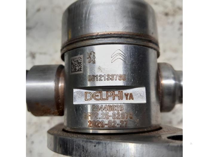 Högtryckspump från en Peugeot 5008 II (M4/MC/MJ/MR) 1.2 12V e-THP PureTech 130 2020