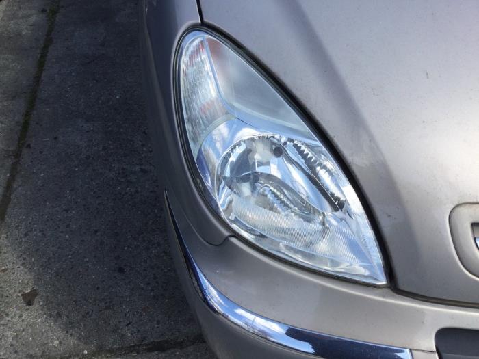 Używane Reflektor prawy Citroen Xsara Picasso (CH) 2.0 16V Cena € 105,00 Procedura marży oferowane przez Reclycar De Boer BV