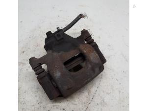 Używane Zacisk hamulcowy lewy przód Peugeot 107 1.0 12V Cena € 15,75 Procedura marży oferowane przez Reclycar De Boer BV