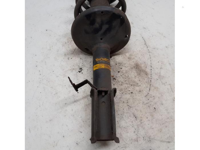 Front shock absorber, right from a Dacia Logan (LS) 1.4 2006
