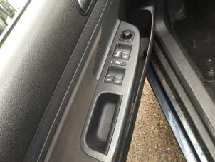 Usados Interruptor de ventanilla eléctrica Volkswagen Golf V (1K1) 1.6 FSI 16V Precio € 30,00 Norma de margen ofrecido por Reclycar De Boer BV